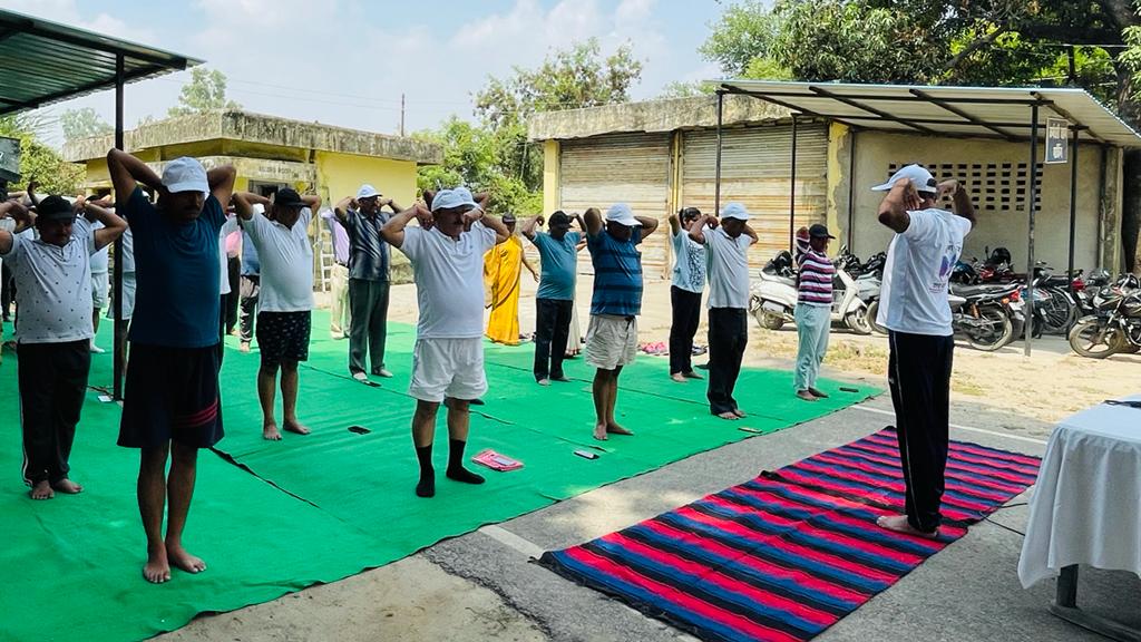 योग भारती टीम द्वारा इंडियन आर्मी सीएसडी डिपो बरेली मे अष्टम अंतर्राष्ट्रीय योग दिवस