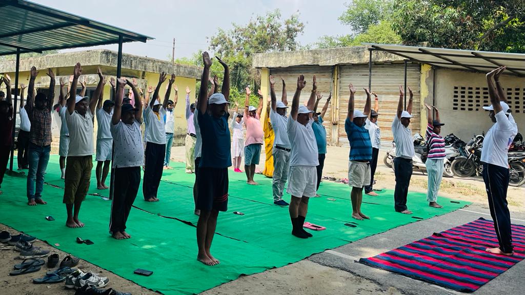 योग भारती टीम द्वारा इंडियन आर्मी सीएसडी डिपो बरेली मे अष्टम अंतर्राष्ट्रीय योग दिवस योग भारती टीम द्वारा इंडियन आर्मी सीएसडी डिपो बरेली मे अष्टम अंतर्राष्ट्रीय योग दिवस