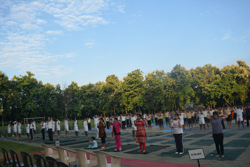 शाहजहाँपुर कैंटोमेंट ब्रिगेड में आवा के तत्वावधान योग भारती द्वारा योग शिविर 