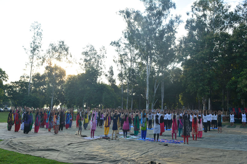 शाहजहाँपुर कैंटोमेंट ब्रिगेड में आवा के तत्वावधान योग भारती द्वारा योग शिविर 