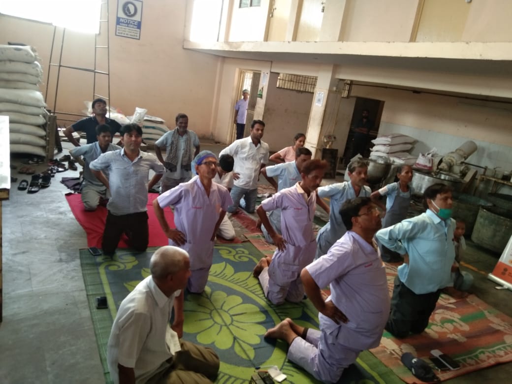 अष्टम योग दिवस के उपलक्ष्य में कामगारों के लिए पखवाड़ा में धीर फ़ूड कंपनी प्रा ली बरेली में योग अष्टम योग दिवस के उपलक्ष्य में कामगारों के लिए पखवाड़ा में धीर फ़ूड कंपनी प्रा ली बरेली में योग