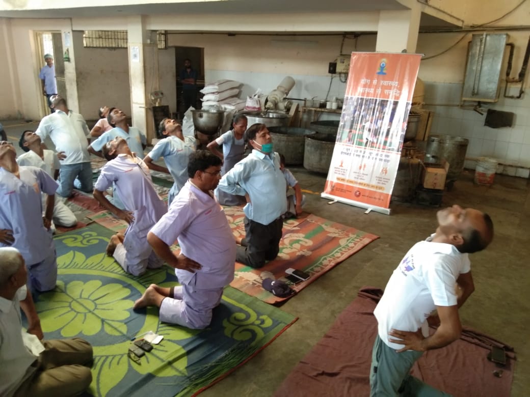 अष्टम योग दिवस के उपलक्ष्य में कामगारों के लिए पखवाड़ा में धीर फ़ूड कंपनी प्रा ली बरेली में योग अष्टम योग दिवस के उपलक्ष्य में कामगारों के लिए पखवाड़ा में धीर फ़ूड कंपनी प्रा ली बरेली में योग