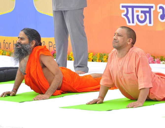सीएम योगी जी योगगरु बाबा रामदेव संग ने किया योगाभ्यास सीएम योगी जी योगगरु बाबा रामदेव संग ने किया योगाभ्यास